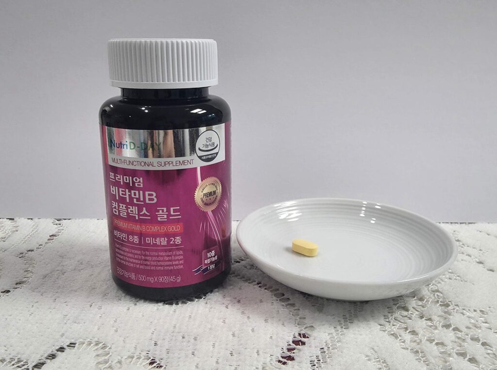 갱년기 피로 회복을 위한 고함량 비타민 B군 영양제 사진. 세포 에너지 대사를 돕는 아침 식후 필수 영양제.