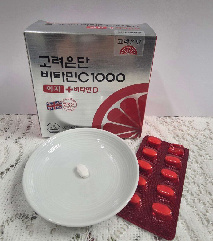 면역력 강화와 항산화 작용을 돕는 비타민 C 1000mg 제품 사진. 아침 식후 위장 부담 없이 챙기는 필수 비타민.