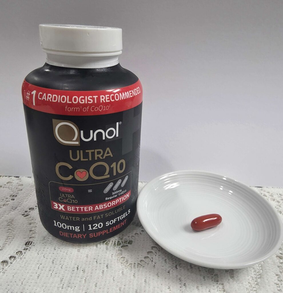 미토콘드리아 활성화를 돕는 코엔자임 Q10 영양제와 캡슐 사진. 항산화와 혈압 관리를 위한 4050 여성 추천 영양제.