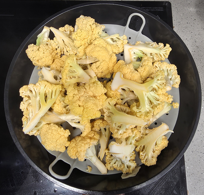 노란색 컬리플라워가 잘 쪄진 모습