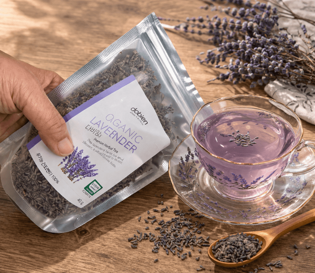 예쁜 찻잔에 담긴 라벤더차와 주변의 찻잎들. 갱년기 숙면을 위해 준비된 평온한 티타임 모습