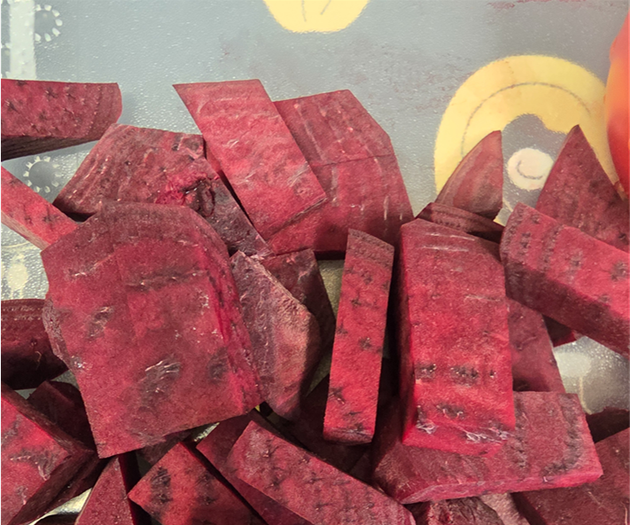 비트가 도마 위에 적당한 크기로 잘린 모습